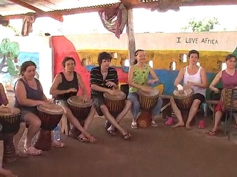 Atelier de djembé avec Djakaly Koné de la famille Coulibaly lors d'un stage de Musique et découverte 2010