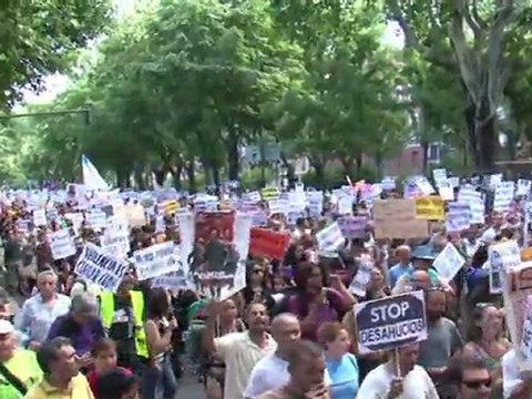 Espagne: plusieurs milliers d'Indignés manifestent à Madrid