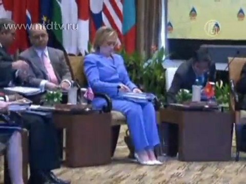 Клинтон призвала АСЕАН срочно договориться с КНР