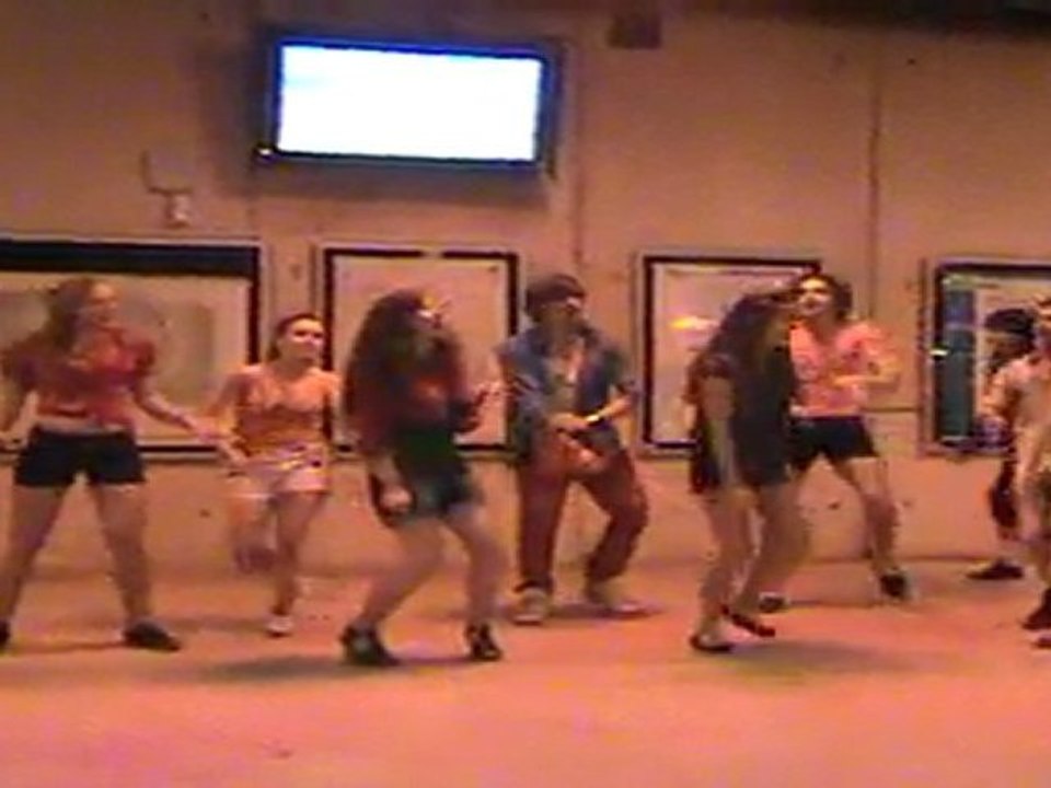 Musical Flashmob Paris " To Hand The Torch The Musical " Moby find my baby