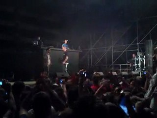 Fabri Fibra interrompe il concerto e affronta un fan del pubblico che lo offende!