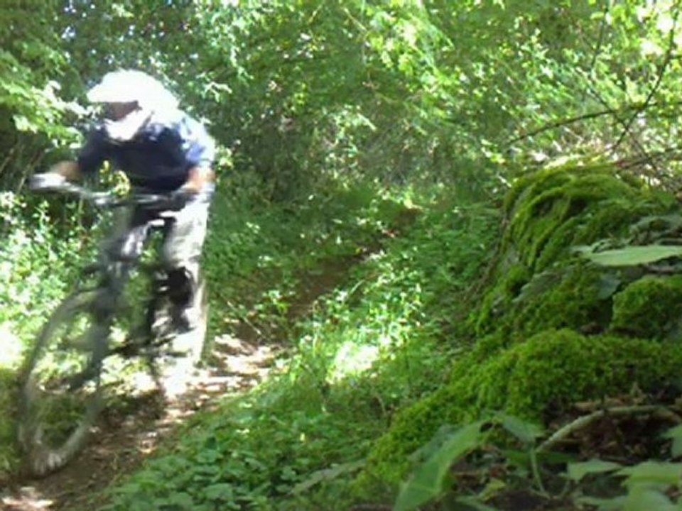 Vtt descente dans 15 ( cantal )
