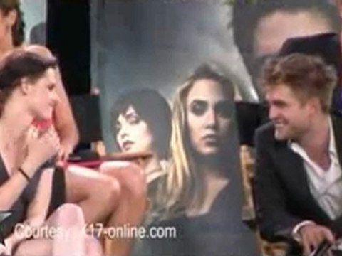 Twilight couple Robert Pattinson and Kristen Stewart get cosy at Comic-Con