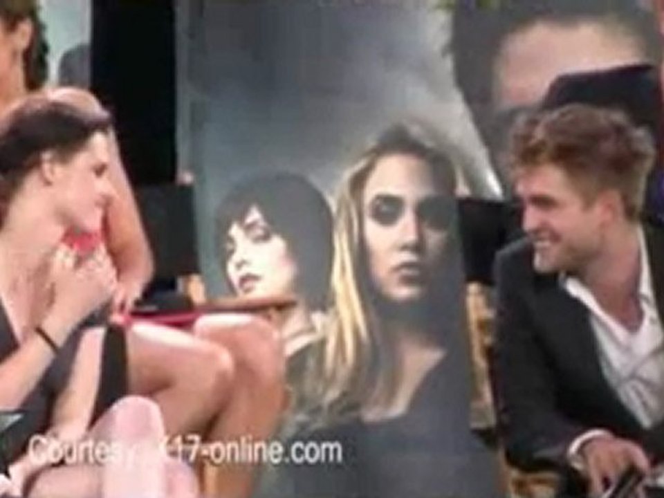 Twilight couple Robert Pattinson and Kristen Stewart get cosy at Comic-Con