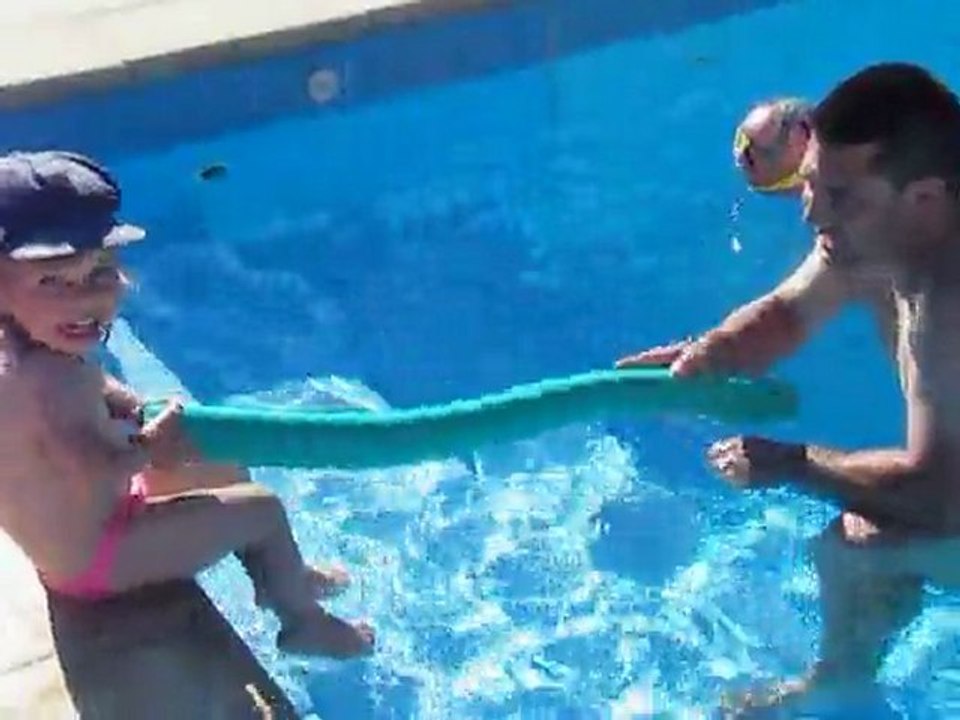 Léonie dans la piscine d'Annecy