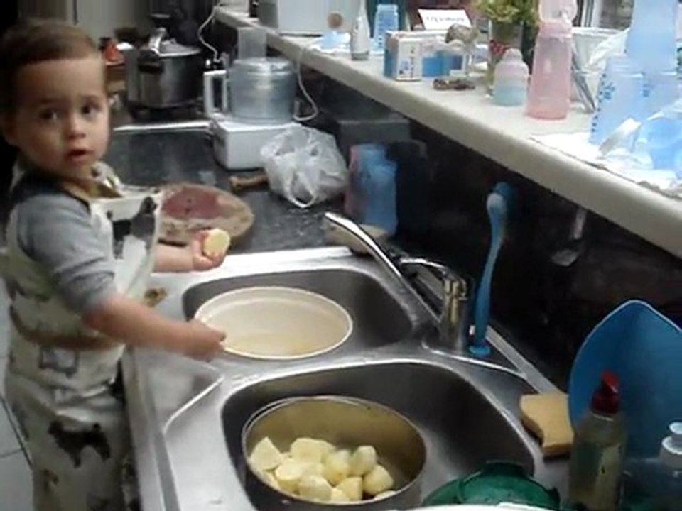 Anaël fait la cuisine (23 mois)