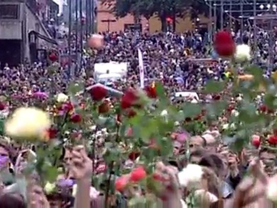 Spontaneous singing of Norways national anthem in Oslo