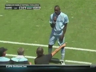 Balotelli fait du zèle et il se fait sortir par Mancini