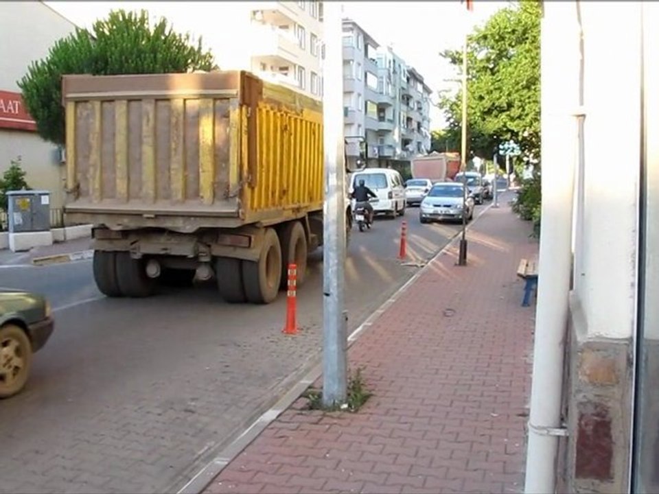 Taş Kamyonları Tehlike Saçıyor