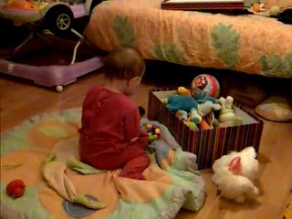 Alice adore vider son coffre a jouet