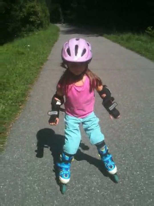 zoé se balade en roller