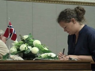 Les Norvégiens signent leurs condoléances aux victimes
