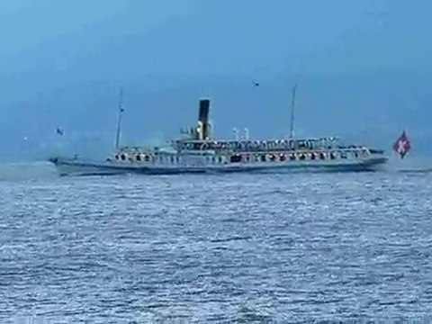 Un bateau à roue à aube sur le lac Léman
