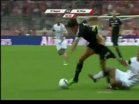 FC Bayern Munich vs AC Milan - Gomez Fall Down