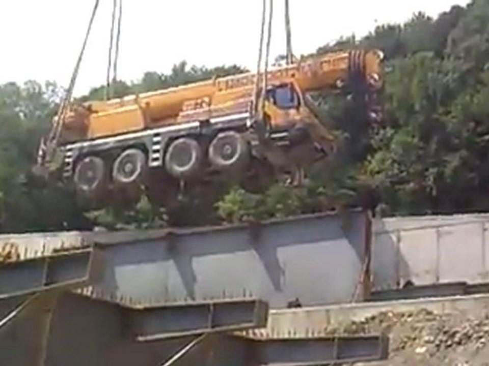 Verschieben eines LKW-Krans mit Fingerspitzengefühl Fail