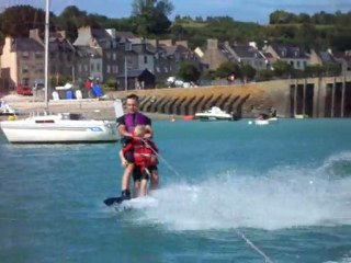 mathis, 6 ans: wakeboarder