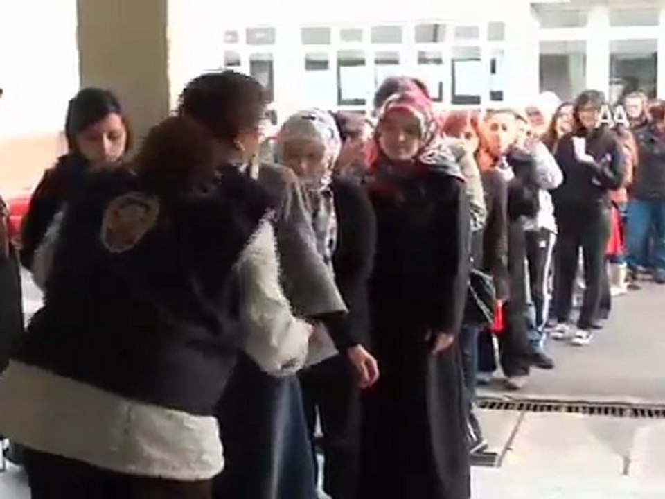 BAŞÖRTÜLÜ FOTOĞRAFA VİZE ÇIKTI