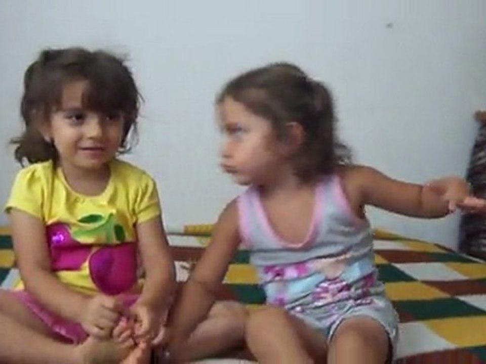 Pembesi gitti yazık oldu?? Pembesi gitti tozuk oldu??::) İrem & Zehra ikilisi