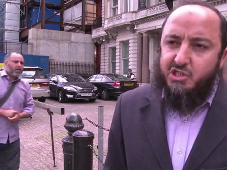 Leais a Kadhafi expulsos de Londres