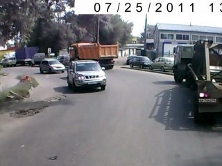 Fußgänger von einem Auto getroffen