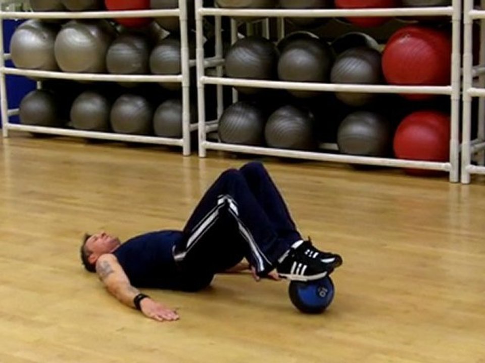 Yatarak Sağlık Topuyla Kalça Kaldırma / Medicine Ball Hip Thrust - bodytr.com