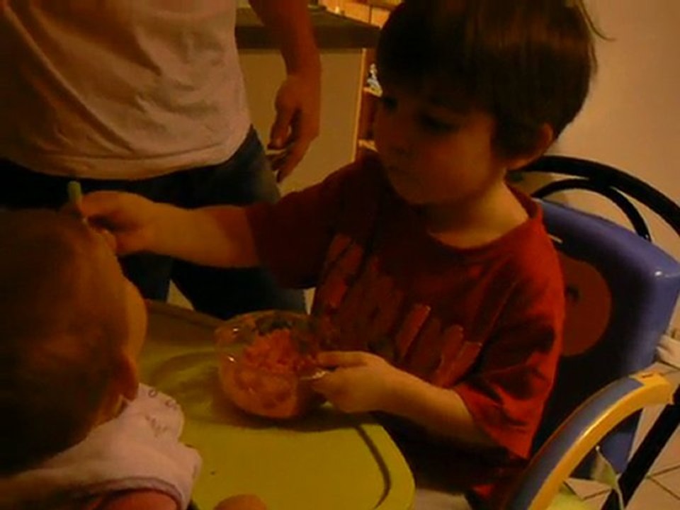 21.03.11 : Camille donne à manger à Lola