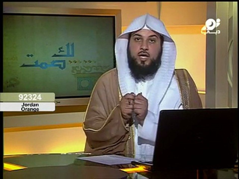 من يحمل المصحف في الصلاة أين يضعه عند السجود