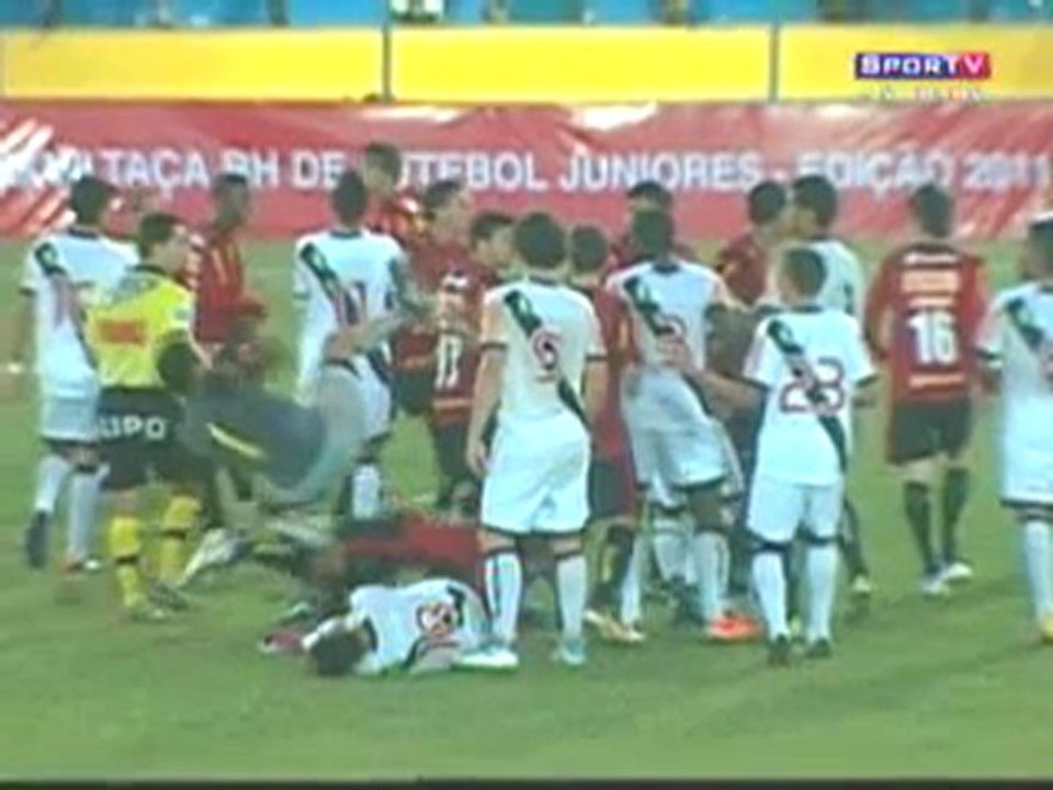 Voadora do goleiro Gustavo do Sport
