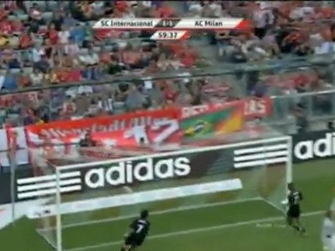 Milan znowu ulega w karnych