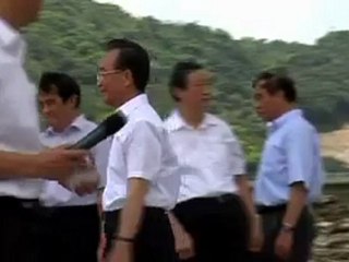 Wen visits site of train crash