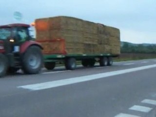 900 tonnes de paille rapportées dans l'Ain : le ballet de la solidarité