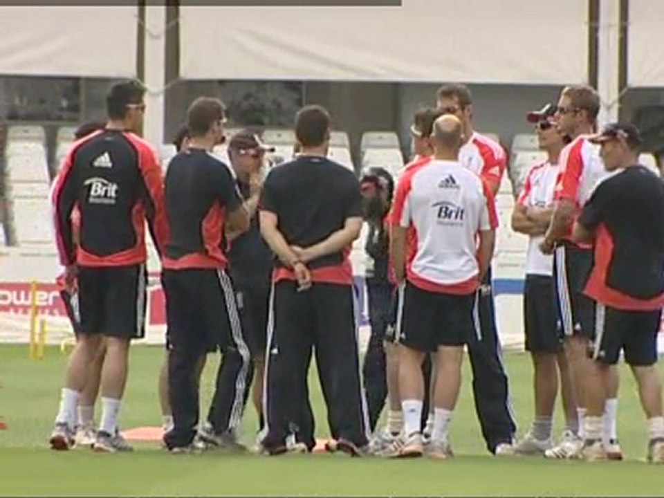 Dhoni: Zaheer absence is 'win win'