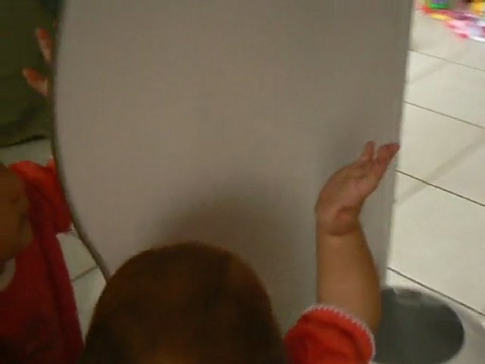 19.07.11 : Lola fait des bisous à son reflet