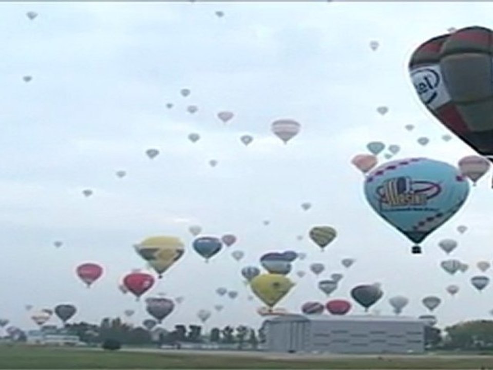 Mondial Air Ballon 2011 : record du monde de montgolfières en ligne