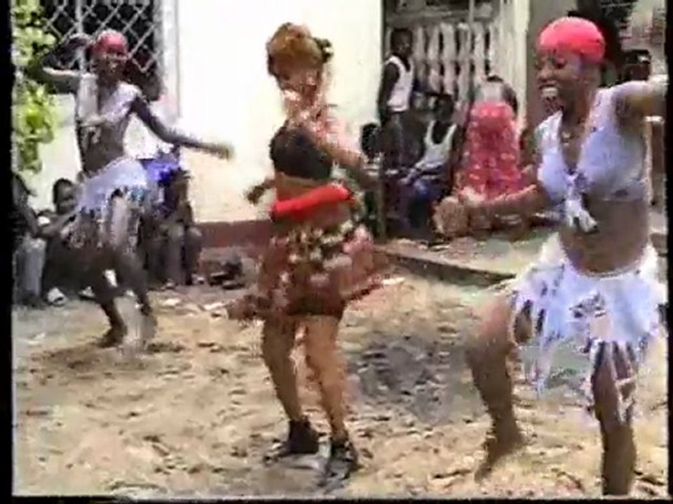 La poetesse Nathy Ebriet danse africaine spectacle dauphin Pte N