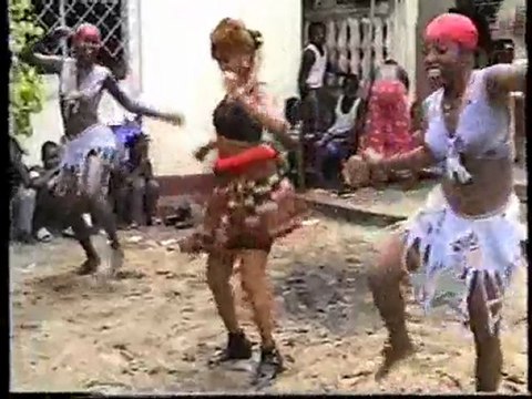 La poetesse Nathy Ebriet danse africaine spectacle dauphin Pte N