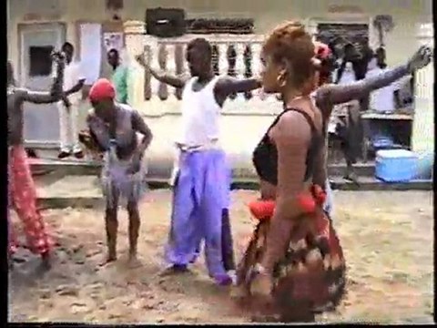 La poetesse Nathy Ebriet spectacle ecole dauphin Pte Noire