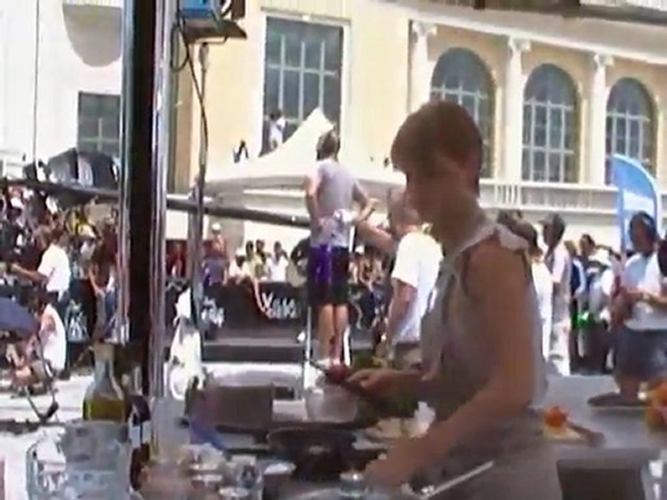 TOUR DE FRANCE A PAU COULISSES VILLAGE DEPART