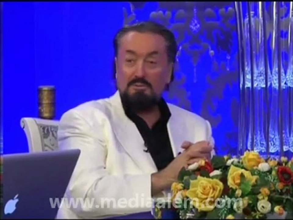 Adnan Oktar ve yabancı mankenler