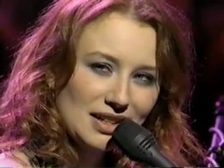 TORI AMOS " SOMEWHERE OVER THE RAINBOW  -  live"