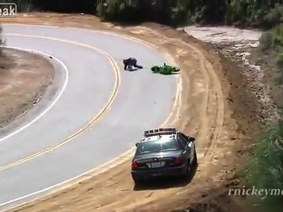 Motorrad Lowsides in Front of CHP am Mulholland