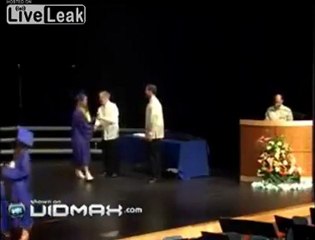 Stupid Girl demütigt sie selbst bei Studienabschluss Durch FacePlant Fail