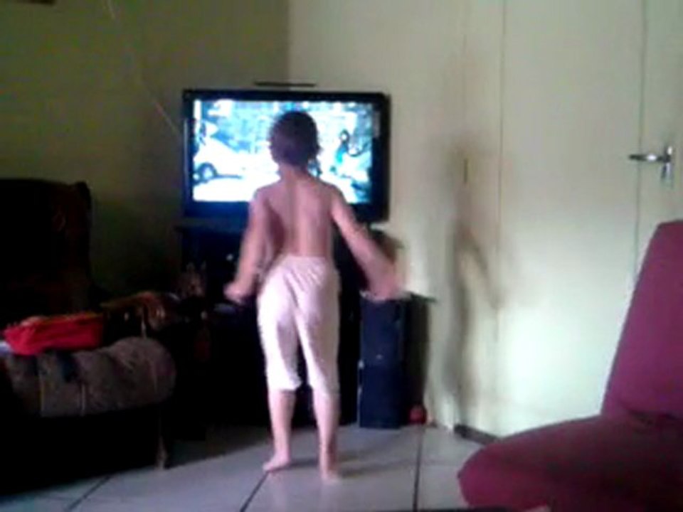 Matéo danse sur la super chanson à hop hop hop !!!!! mdr