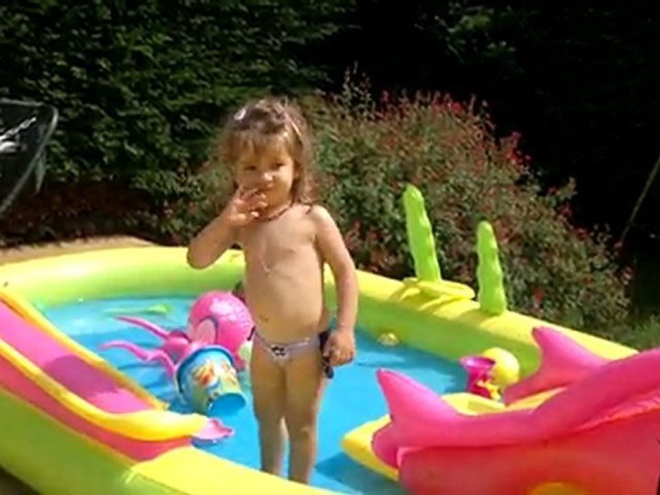 La chaton danse ds sa piscine