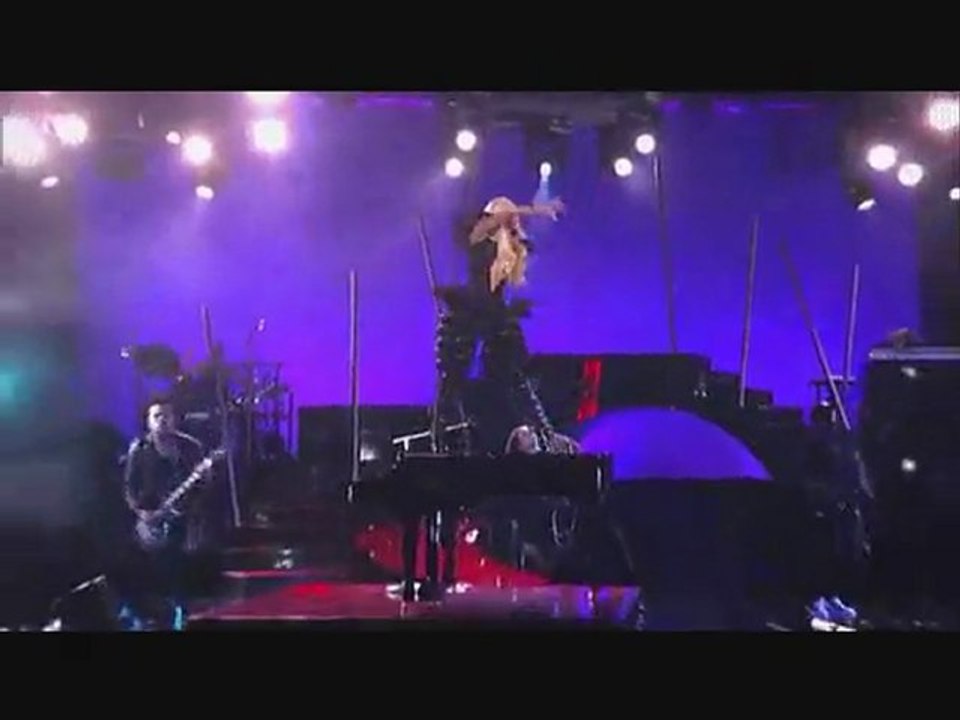 Lady Gaga Performs "Yoü and I"
