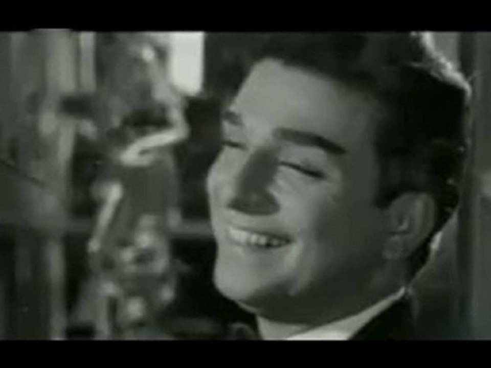 Bir Tatlı Tebessümün  Bin Vuslata Bedeldir -  Zeki Müren