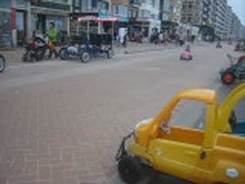 maelle et sa voiture rose