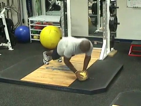 Sağlık Topuyla Derin Şınav / Depth Medicine Ball Push Ups - bodytr.com