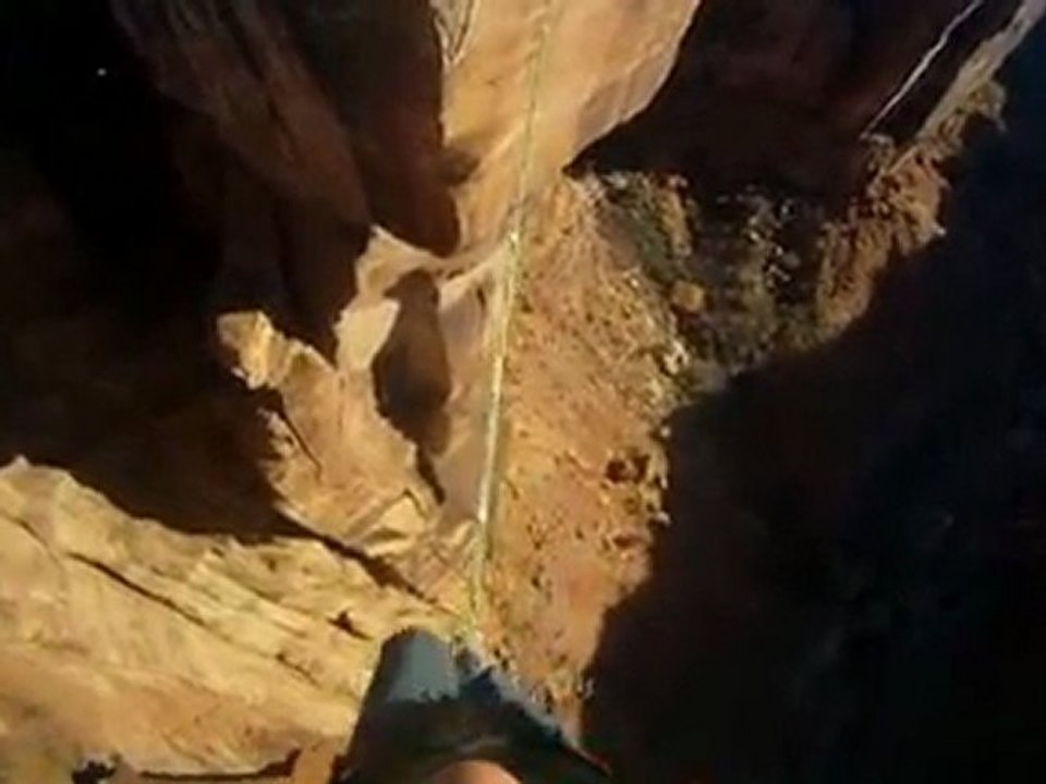 Tightrope mit einer Kamera auf dem Kopf