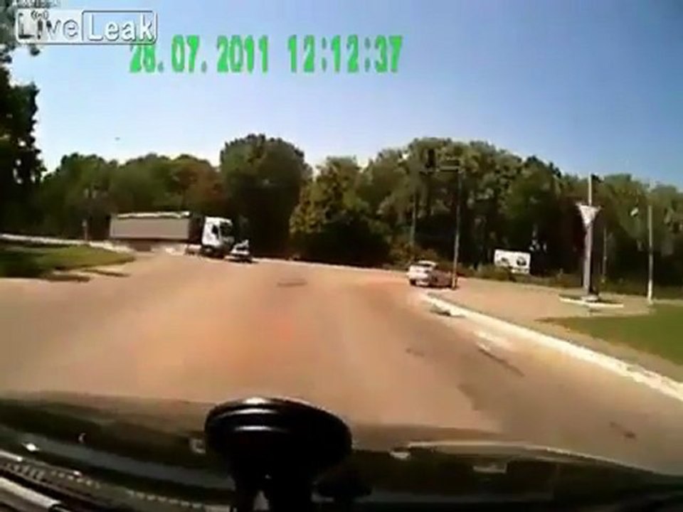 Truck vs. Lada - Crash